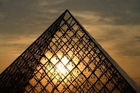 Sunset Over The Louvre Pyramid - Paris