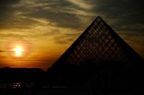 Sunset Over The Louvre Pyramid - Paris