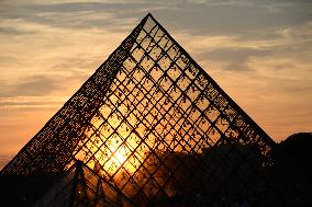 Sunset Over The Louvre Pyramid - Paris