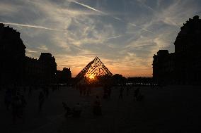 Sunset Over The Louvre Pyramid - Paris