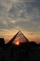 Sunset Over The Louvre Pyramid - Paris