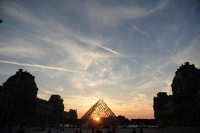 Sunset Over The Louvre Pyramid - Paris