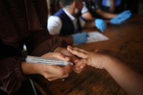 Health Worker Marks Finger of Palestinian Child Vaccinated Against Polio in Gaza Amid Conflict