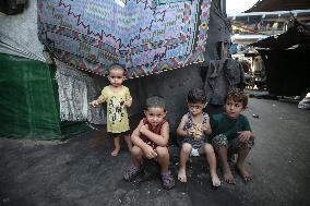 Health Worker Marks Finger of Palestinian Child Vaccinated Against Polio in Gaza Amid Conflict