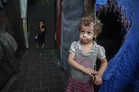 Health Worker Marks Finger of Palestinian Child Vaccinated Against Polio in Gaza Amid Conflict