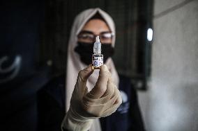 Health Worker Marks Finger of Palestinian Child Vaccinated Against Polio in Gaza Amid Conflict