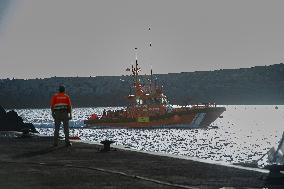 El Hierro receives a new cayuco with more than 50 people on board