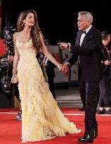 81st Mostra - The Clooneys Shine On The Red Carpet