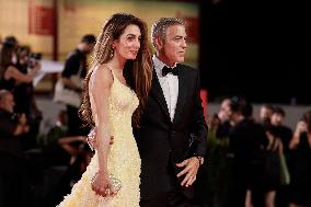 81st Mostra - The Clooneys Shine On The Red Carpet