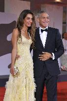 81st Mostra - The Clooneys Shine On The Red Carpet