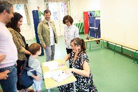 Rachida Dati Visits Primary Schools - Paris