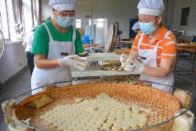 Traditional Handmade Mooncakes Making in Anqing