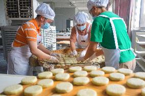 Traditional Handmade Mooncakes Making in Anqing