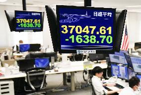 Tokyo stocks plummet