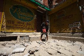 NEPAL- DAILY LIFE- CONSTRUCTION WORKER