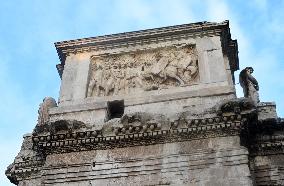 Ancient Arch Of Constantine Damaged By Lightning Strike - Rome