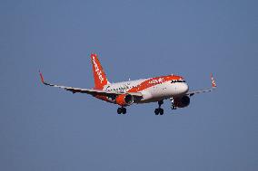 EasyJet Airbus A320 Landing