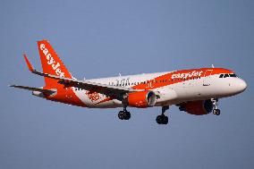 EasyJet Airbus A320 Landing