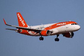 EasyJet Airbus A320 Landing