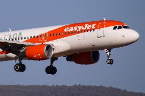 EasyJet Airbus A320 Landing