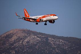 EasyJet Airbus A320 Landing