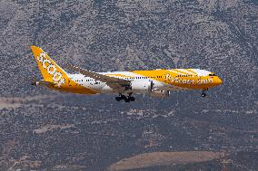 SCOOT Boeing 787 Dreamliner Landing