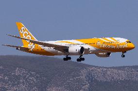 SCOOT Boeing 787 Dreamliner Landing