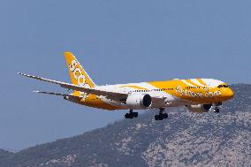 SCOOT Boeing 787 Dreamliner Landing