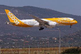 SCOOT Boeing 787 Dreamliner Landing