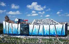 World's Largest Indoor Ski Resort Open in Shanghai