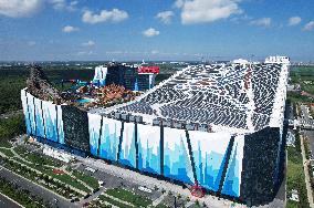 World's Largest Indoor Ski Resort Open in Shanghai