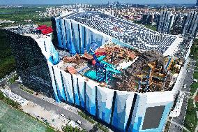 World's Largest Indoor Ski Resort Open in Shanghai