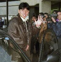 Hideo Nomo leaving for U.S.