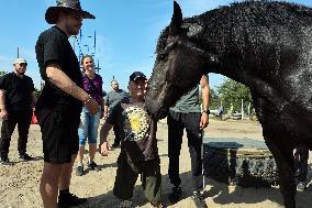 Ukrainian soldiers visit stable in Kharkiv region