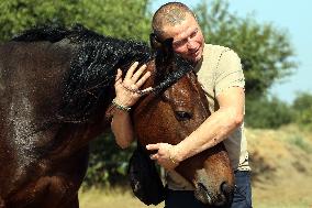 Ukrainian soldiers visit stable in Kharkiv region