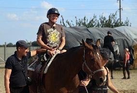 Ukrainian soldiers visit stable in Kharkiv region