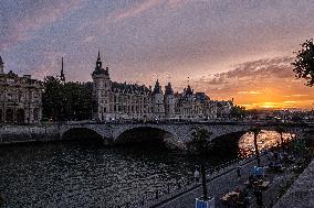 Seine River Sunset Illustrations - Paris