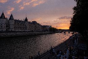 Seine River Sunset Illustrations - Paris