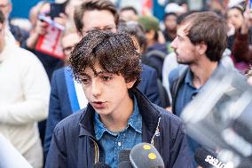 Manes Nade At A Rally Against The President's Forceful Blow - Paris