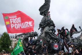 Rally Against The President's Forceful Blow - Paris