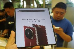 HUAWEI Triple-foldable Mobile Phone Booking