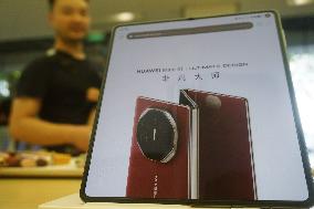 HUAWEI Triple-foldable Mobile Phone Booking