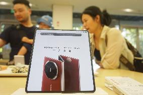 HUAWEI Triple-foldable Mobile Phone Booking