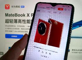 Illustration Huawei Foldable Phone Booking