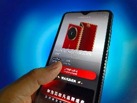 Illustration Huawei Foldable Phone Booking