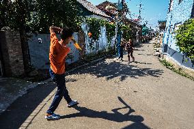 Kids Play Cricket In Kashmir