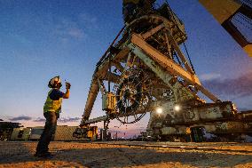 Installation of a gantry crane