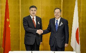 Japan, China tourism ministers in Kobe