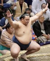 Sumo: Tamawashi sets record for most consecutive bouts