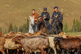 Police Help Herders With The Autumn Migration of Livestock